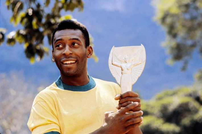 Vị trí thứ năm thuộc về vua bóng đá Pele, cầu thủ vĩ đại nhất của World Cup từng ba lần vô địch, trong đó có thành tích bảo vệ thành công ngôi vô địch.