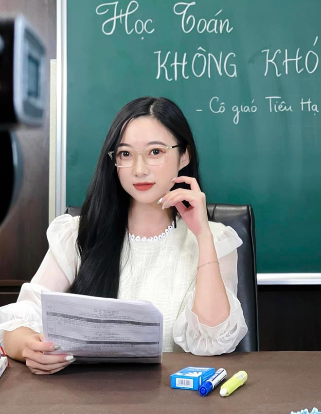 Lê Hà Phương (biệt danh Tiêu Hạ, sinh năm 1995) nổi đình đám mạng xã hội với danh xưng “ cô giáo hot girl”. Cô là giáo viên dạy Toán cấp 1 và cấp 2 tại các nền tảng giáo dục trực tuyến.
