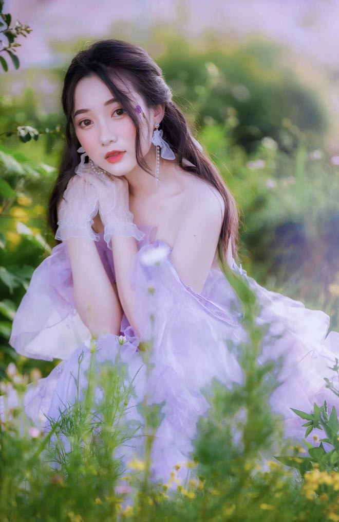 “Khi dạy học trực tiếp cho các em học sinh, mình có nhiều trải nghiệm thú vị, nhận được nhiều tình cảm yêu quý từ phía học trò, phụ huynh và các đồng nghiệp. Tuy nhiên, hoạt động trong mảng giáo dục trực tuyến như hiện tại, mình cũng có nhiều niềm vui đặc biệt. Mình đã và đang nhận được rất nhiều sự yêu mến, ủng hộ của các học sinh trực tuyến trên toàn quốc. Mình hiểu, ở mỗi lĩnh vực khác nhau sẽ có những trải nghiệm khác nhau. Công việc nào cũng đáng trân trọng và là niềm vui của mình”, Tiêu Hạ chia sẻ.