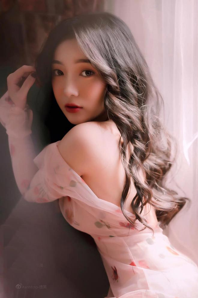 Ngoài cô giáo, Tiêu Hạ còn là người mẫu ảnh được nhiều người biết đến nhờ sở hữu nhan sắc xinh đẹp như nàng thơ cùng vóc dáng gợi cảm.