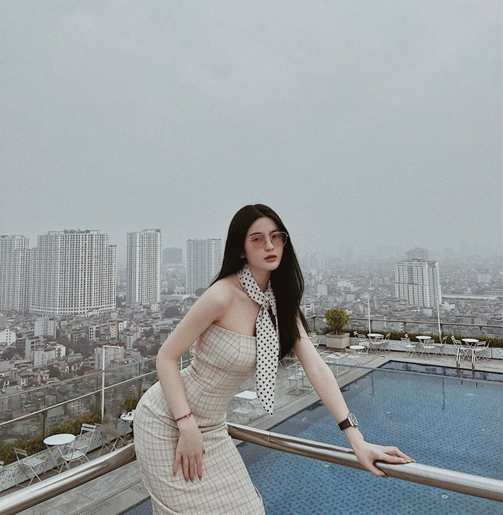 Thanh Huyền thường thích những mẫu áo ôm sát cơ thể vừa tôn vóc dáng vừa năng động, khoẻ khoắn, có thể dễ dàng mặc với quần jeans và giày thể thao.
