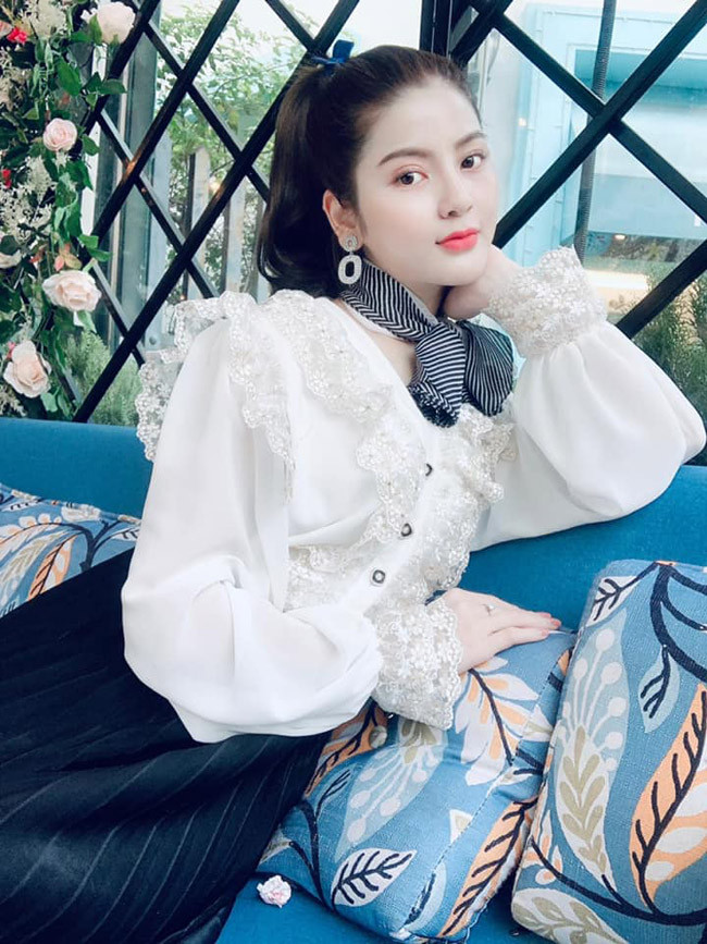 Ngay dưới bài đăng, fan hâm mộ đã réo tên Quang Hải. Mọi người đều cho rằng, nam cầu thủ mau về nước để ăn "thính" ngọt này từ bạn gái.