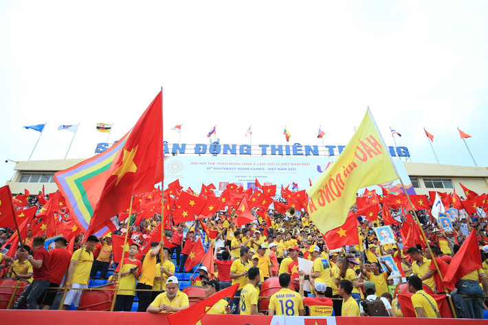 Chiều ngày 19/5, trận bán kết đầu tiên môn bóng đá nam SEA Games 31 giữa U23 Thái Lan và U23 Indonesia diễn ra tại SVĐ Thiên Trường - Nam Định.