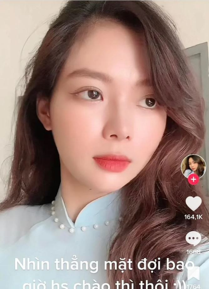 Được biết cô giáo trẻ xinh chuẩn hot girl này là Thu Hương, hiện tại đang là giáo viên dạy môn Vật lý ở một trường THPT tại Hà Nội.