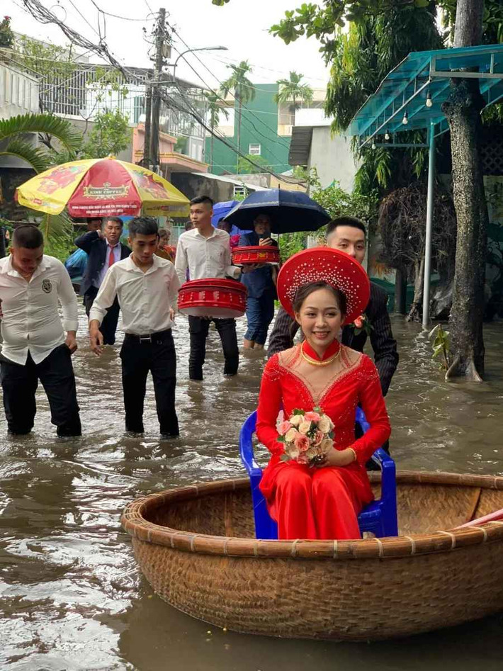 Rất nhiều người đã gửi lời chúc phúc đến cặp đôi và họ hàng đôi bên.