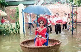 Ở quanh hội trường, nhiều người dân ra chứng kiến đã dùng điện thoại quay lại khoảnh khắc hạnh phúc của đôi bạn trẻ trong ngày mưa gió.