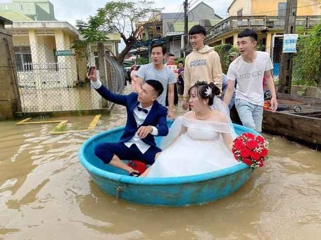 Ông Nguyễn Đào Quý, Chủ tịch UBND xã Khánh Thành cho biết, đám cưới của đôi bạn trẻ diễn ra ở xóm Mỹ Khánh. Khu vực tổ chức đám cưới ở gần đồng ruộng bị ngập nước. Thời điểm tổ chức đám cưới nước tràn vào nhiều gây ngập khoảng 40-50cm.