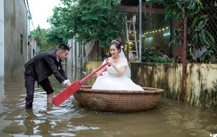 Nhiều người dân địa phương ra xem rước dâu và dùng điện thoại quay lại, phát trực tiếp lên mạng xã hội. May mắn là thời điểm rước dâu, trời đã ngừng đổ mưa.