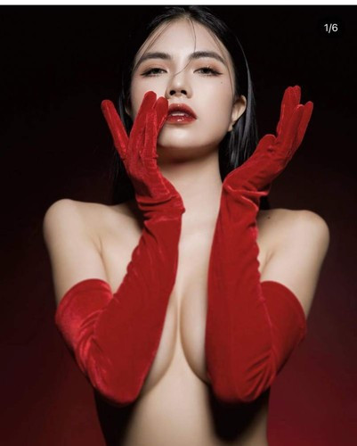 Lên sóng livestream, Mai Dora chọn trang phục gợi cảm vừa phải. Nhưng ở đời thường, cô lại có phong cách "đốt mắt" người nhìn.