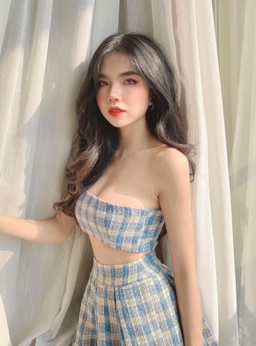 Mai Dora thường xuyên lăng xê nhiều trang phục tôn dáng, kiệm vải và thực hiện nhiều bộ hình thời trang quyến rũ.