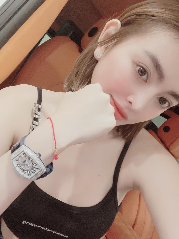 "Nếu mình không nhận thì 170k đồ ăn anh shipper phải làm thế nào đây?" - Trang Nemo chia sẻ. Đồng thời, cô cũng cho biết: "Không dưới 5 lần, từ mấy trăm đến mấy triệu, nhưng nếu hôm nào mình không có ở cửa hàng sao nhân viên mình dám nhận. Tội cho ai?".