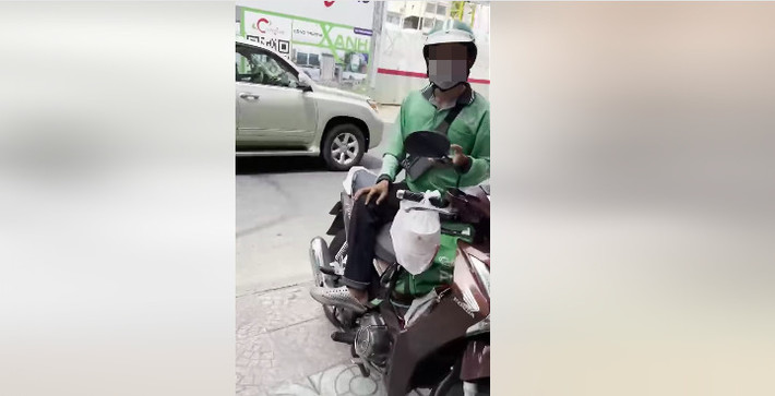 Ngày 12/2, Trang Nemo đăng tải đoạn clip một shipper giao đồ ăn đến. Trong clip, hot girl thị phi này nói shipper cho mình xem số điện thoại đặt hàng.