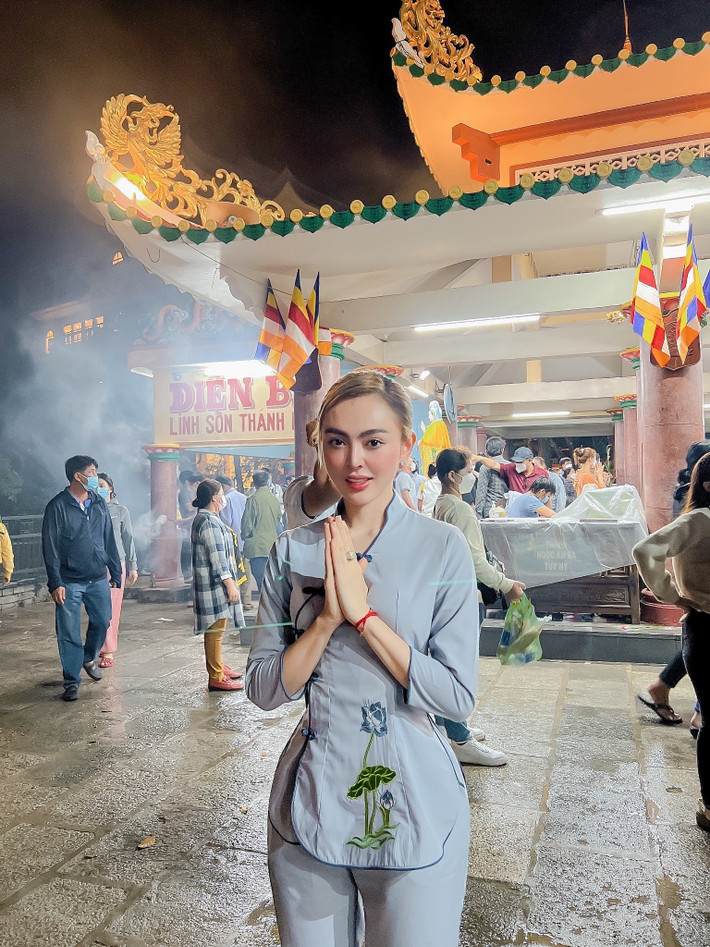 Theo như Trang Nemo chia sẻ thì cô bị kẻ xấu sử dụng điện thoại số lạ, sau đó đặt đơn hàng với tên và địa chỉ shop quần áo của cô rồi tắt máy.
