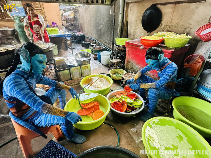 Trước đó, ở Thái Lan cũng xuất hiện những hình ảnh về tộc người Na'vi trong Avatar ngồi rửa bát.