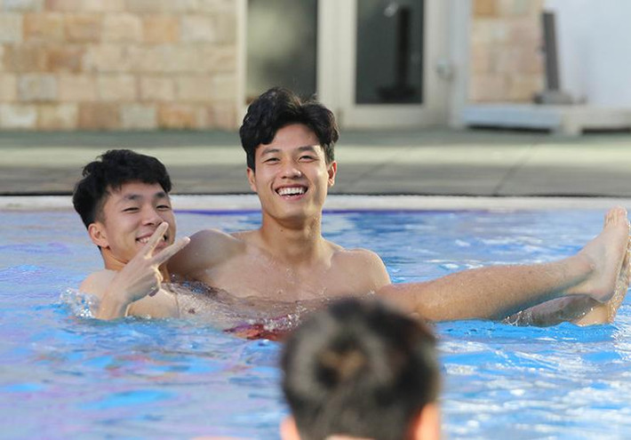 Đa phần dàn cầu thủ đội tuyển U23 Việt Nam đều sở hữu thân hình săn chắc vạn người mê, múi nào ra múi nấy, khiến cánh mày râu ngưỡng mộ, fan girl thì say như điếu đổ.