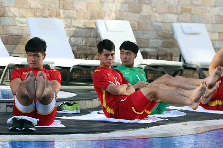 Các cầu thủ U23 Việt Nam xả hơi sau trận hòa U23 Thái Lan.