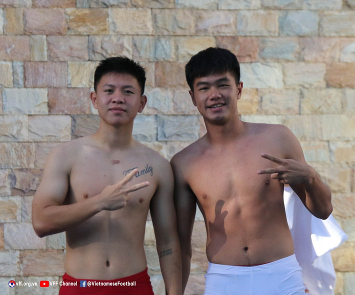 HLV Gong Oh-kyun cho các học trò tập hồi phục tại bể bơi khách sạn Wyndham Tashkent (Uzbekistan) để lấy lại thể lực, chuẩn bị cho trận đấu kế tiếp.