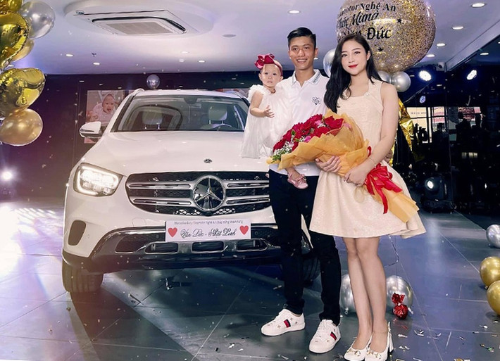 Dưới phần bình luận, cầu thủ Nguyễn Phong Hồng Duy và Ngô Hoàng Thịnh đã phải tấm tắc ngợi khen: “Hạnh phúc Cọt nhỉ?”. Đáp lại lời khen từ đồng đội, Phan Văn Đức vội nhắc nhở Hồng Duy: “Cưới thôi bạn mình”.