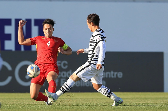 Gặp U23 Hàn Quốc, U23 Việt Nam giữ nguyên sơ đồ 4-1-4-1, nhưng trước đối thủ có tầm cỡ, các cầu thủ của HLV Gong Oh-Kyun chơi thận trọng hơn, giảm cự ly pressing từ tầm cao xuống tuyến giữa để ngăn đối thủ luân chuyển bóng.