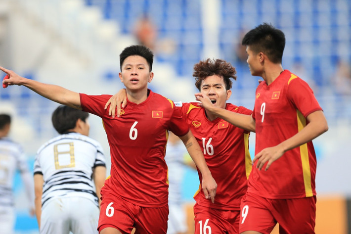 Phút 76' Nguyễn Văn Tùng băng xuống đối mặt với thủ môn Hàn Quốc, buộc Lee Jin Yong phải phạm lỗi và nhận thẻ vàng thứ hai, tương đương thẻ đỏ trực tiếp.