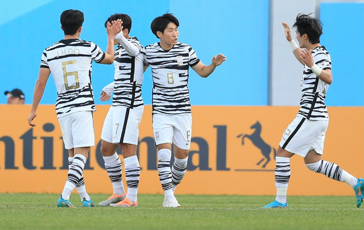 Phút 64, Cho Young Wook di chuyển thông minh vào khoảng hở ở cánh trái của U23 Việt Nam, rồi tung cú sút dấu chân hiểm hóc khiến Văn Chuẩn phải vào lưới nhặt bóng.