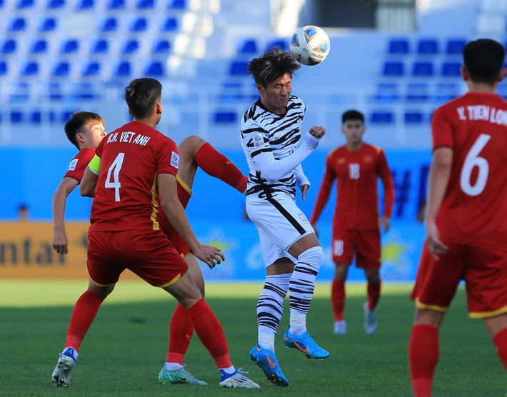 Sang hiệp 2, U23 Hàn Quốc đổi mới hàng công với Cho Young Wook, và cầu thủ từng gắn bó với HLV Gong Oh-kyun tại giải U20 World Cup 2019 đã chứng minh cái duyên ghi bàn.