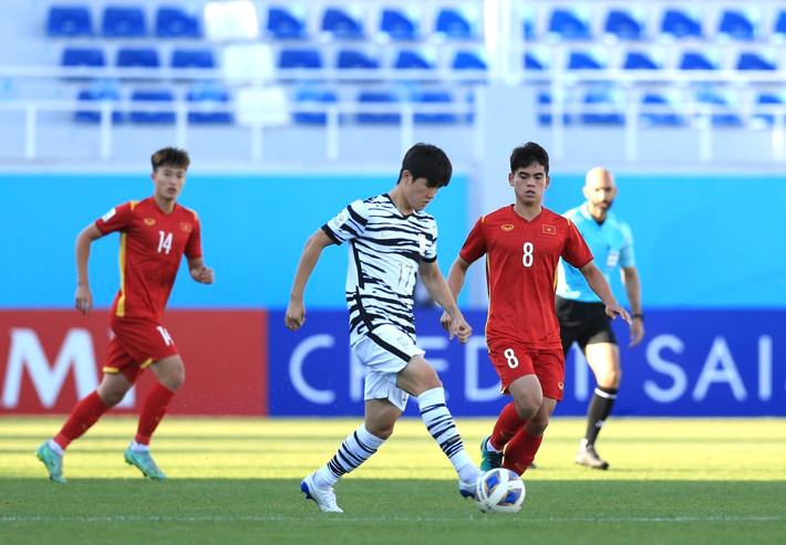 Những phút đầu trận đấu, các cầu thủ U23 Việt Nam hàng phòng ngự U23 Việt Nam đã hứng chịu áp lực lớn ngay từ những phút đầu trận. Phút thứ 2, Kim Tae Hwan xâm nhập vòng cấm và dứt điểm chân trái nguy hiểm, khiến Bùi Hoàng Việt Anh phải lăn xả cứu thua.