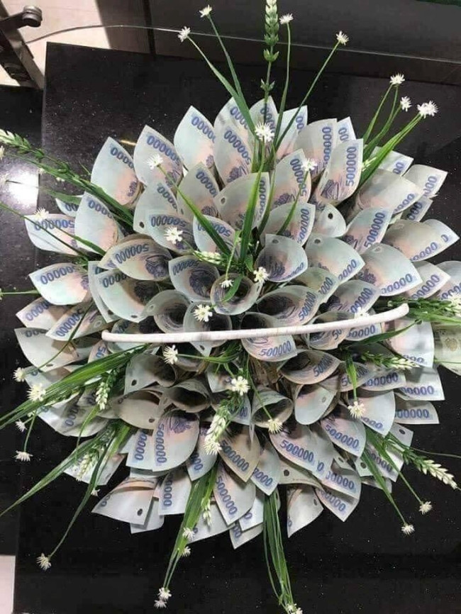Bên cạnh đó, nhiều chị em phụ nữ cũng không giấu nổi sự ngưỡng mộ đến người vợ may mắn này. Họ cho rằng, khi nhận được món quà vừa hàm chứa giá trị tinh thần, vừa mang ý nghĩ về vật chất như vậy, có lẽ “nữ chính” sẽ cảm thấy rất vui và hạnh phúc.