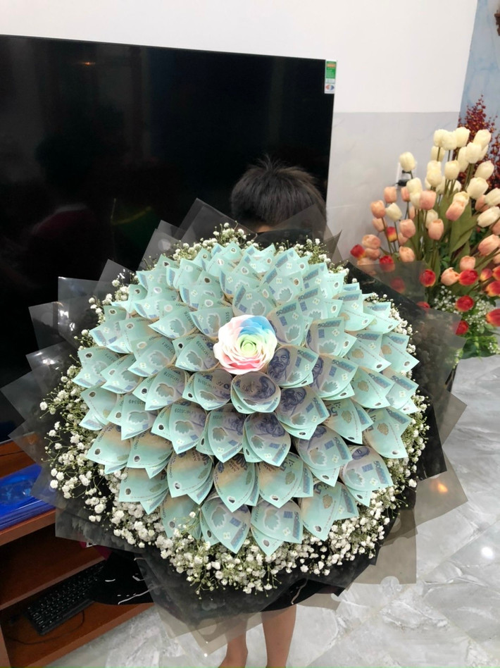 Ngay lập tức, anh Đ. dành thời gian suy nghĩ và quyết định làm 1 bó với nền là hoa bi trắng, bên ngoài sử dụng giấy gói màu đỏ nhung.