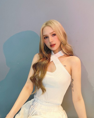 Hot girl Xoài Non nổi tiếng và nhận được nhiều sự quan tâm nhờ ngoại hình xinh đẹp như lai tây. Dù chỉ mặc những bộ cánh đơn giản, cô nàng vẫn khiến mọi người ngước nhìn.