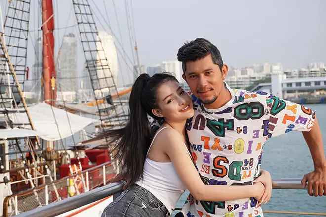 Ngân 98 phản hồi dân mạng: "Ngân bây giờ chưa hợp để đẻ, tại vì đối với Ngân sự nghiệp bây giờ quá quan trọng. Ngân không thể hy sinh sự nghiệp, thời gian của Ngân để đẻ được. Thậm chí Ngân còn muốn mướn người để đẻ cho Ngân nữa kìa".