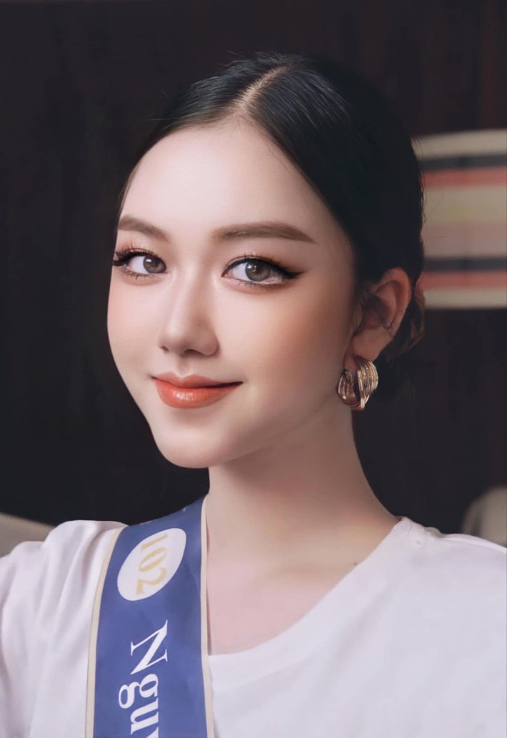Cuộc thi Miss Teen International Việt Nam nhận được rất nhiều sự chú ý từ các fan sắc đẹp cũng như cư dân mạng. Từ cuộc thi này, đã có không ít thiếu nữ với sắc đẹp nổi trội được phát hiện, một trong số các gương mặt gây ấn tượng nhất là gái xinh Gen Z có tên Nguyễn Vũ Thoại Nghi đến từ TP HCM.