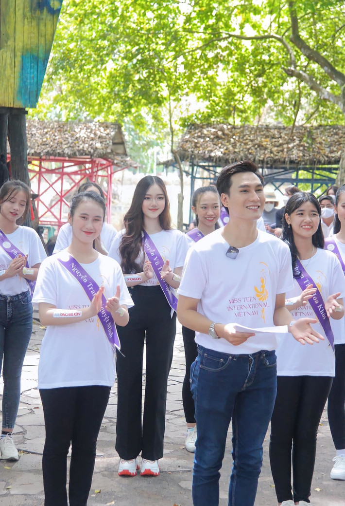 Sau khi những hình ảnh về Thoại Nghi được công bố, cư dân mạng đã lập tức nhận ra cô gái sinh năm 2005 này không quá xa lạ. Trên thực tế, trong suốt 2 năm vừa qua, hot girl này "gương mặt thân quen" với không ít người.