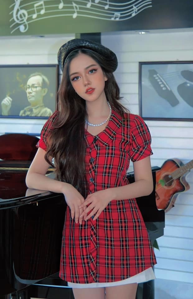 Về việc bị phê bình là quá tập trung cho vẻ ngoài, lối trang điểm già dặn hơn tuổi, cô nàng sinh năm 2005 cũng có những lý giải riêng: "Để thực hiện được hoàn tất hợp đồng quảng cáo, mình phải trang điểm để có những hình ảnh tốt theo yêu cầu của khách hàng. Còn gương mặt của mình 100% là tự nhiên. Và kể cả khi trưởng thành, bản thân mình và ba mẹ cũng không đồng ý chuyện thẩm mỹ".