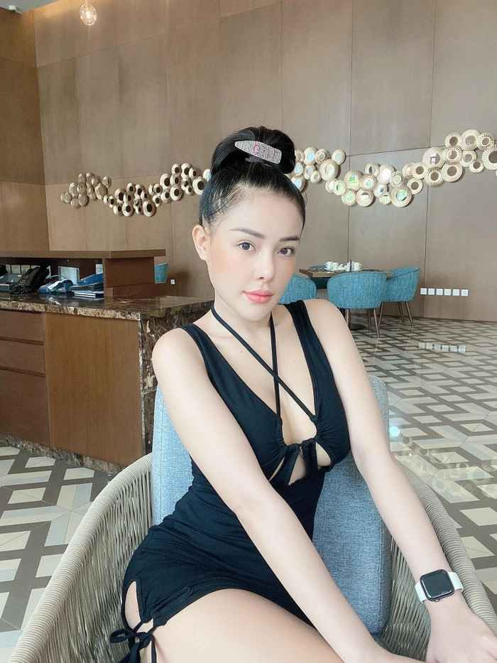 Nổi tiếng từ khi còn trẻ, Ngân 98 đã có những phát ngôn trong quá khứ khiến cõi mạng từng không ít lần "dậy sóng". Sau một thời gian vì những ồn ào không đáng có, cô nàng bắt đầu học một khóa đào tạo DJ chuyên nghiệp.