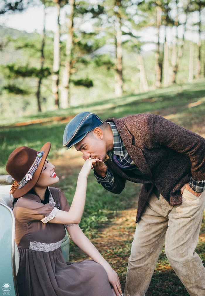 "Cảnh chụp này ở Melbourne - Australia vào lúc 18h, không makeup, không dự định, không chuẩn bị ekip, không lên kế hoạch, thứ mà chúng mình chuẩn bị kỹ nhất là một tình yêu từ trước đó", Lương Bằng Quang chia sẻ