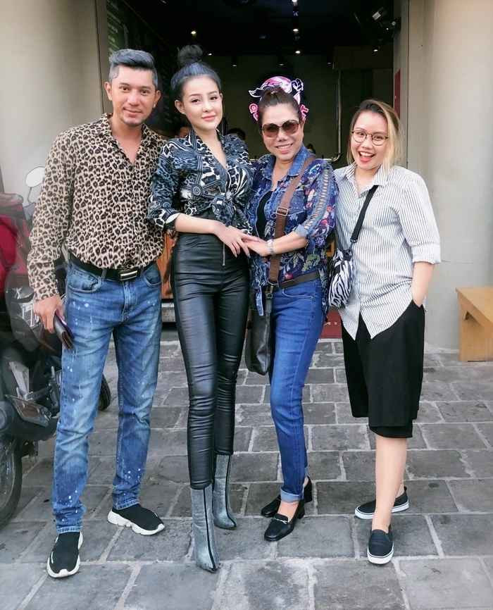 Cách đây chưa lâu, Ngân 98 và Lương Bằng Quang trong một chuyến lưu diễn bên trời Tây, cặp đôi đã nảy sinh ý định chụp ảnh cưới.