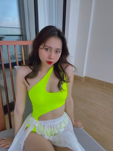 Việt Phương Thoa được nhiều người biết đến nhờ sự lém lỉnh, hài hước qua những video ngắn trên các nền tảng mạng xã hội. Sở hữu nhan sắc khả ái cùng vóc dáng cân đối, nhiều người mong đợi cô nàng sẽ ghi danh tại một cuộc thi Hoa hậu trong nước.