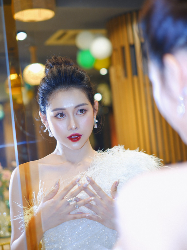 Cụ thể, khi đang thực hiện màn trình diễn thì đôi giày của nữ TikToker bị cong gót. May mắn là chiếc quần khá dài nên đã giúp cô che lấp được đôi giày đang bị trục trặc này.
