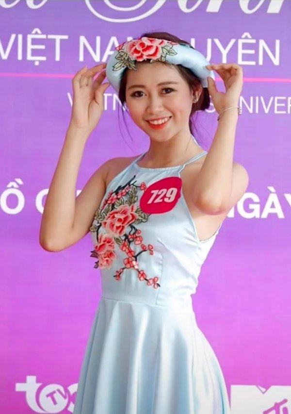 Đến năm 2016, khi Việt Phương Thoa trở thành sinh viên đại học, cô nàng tiếp tục đăng ký tham gia dự thi Nữ sinh viên Việt Nam duyên dáng.