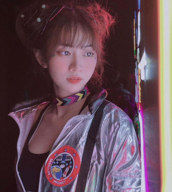 Một vài bình luận của người dùng TikTok để lại dưới clip của Lê Bống như: "Đang định kiểm tra xem bật ẩn danh chưa", "T đang cố giải thích với mẹ t là đang lướt tóp tóp thôi" hay "Mẹ t hỏi t xem gì bậy bạ hả?".
