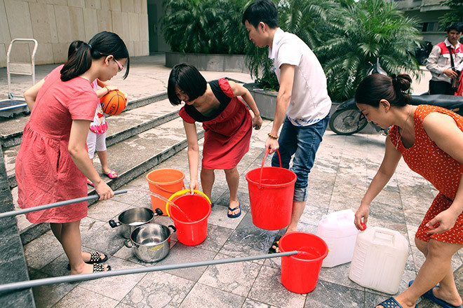Câu chuyện chung cư mất nước không còn hiếm và từ đó nhiều dân mạng được dịp đưa ra những bức ảnh chế.