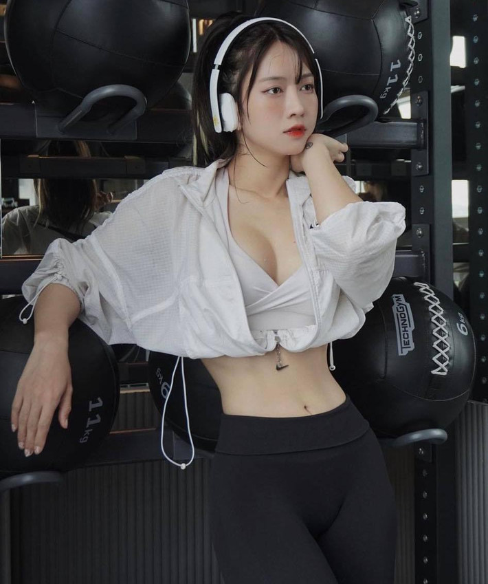 Chưa dừng lại ở đó Lê Bống nhận nhiều chỉ trích khi mặc áo dân tộc nhưng lại phô phang vòng 1 một cách thái quá. Đa số bình luận đều cho rằng cô đang phá hỏng bộ đồ, không tôn trọng nét văn hóa truyền thống vốn có của trang phục. (Ảnh sử dụng trong bài: FBNV, Thể thao và Văn hóa).