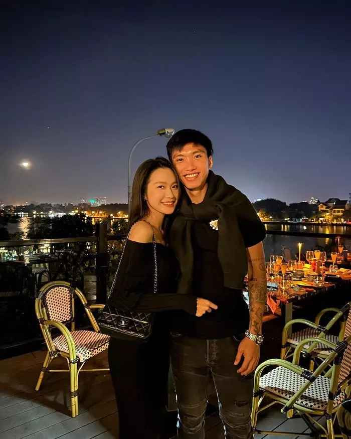 Đặc biệt, cách tỏ tình như lời khẳng định chủ quyền của Văn Hậu khiến nhiều cư dân mạng tag tên bạn trai vào để học hỏi.