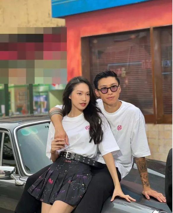 "Happy birthday my love" (Tạm dịch: "Chúc mừng sinh nhật tình yêu của tôi"), cầu thủ Đoàn Văn Hậu viết.