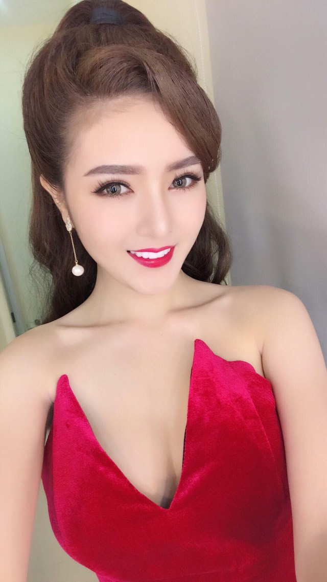 Nổi tiếng với phong cách táo bạo,Lilly Luta không ngại khoác lên người những bộ đồ có thiết kế cực kỳ "bạo tay".