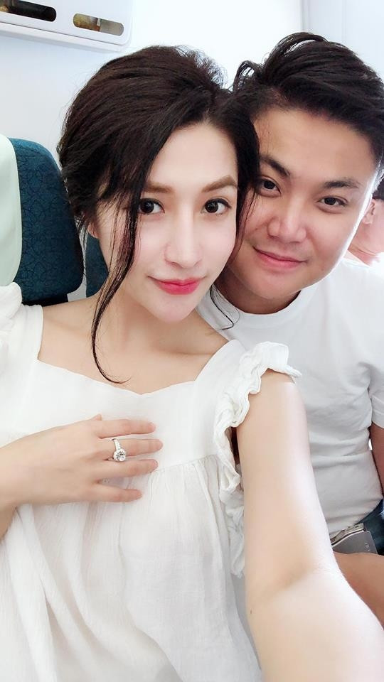Vân Navy hiện có cuộc sống viên mãn bên Tân Trần - một doanh nhân trẻ thành đạt người Sài Gòn cùng cô con gái Trần Ngọc An Như (nicknamne Kimmese).