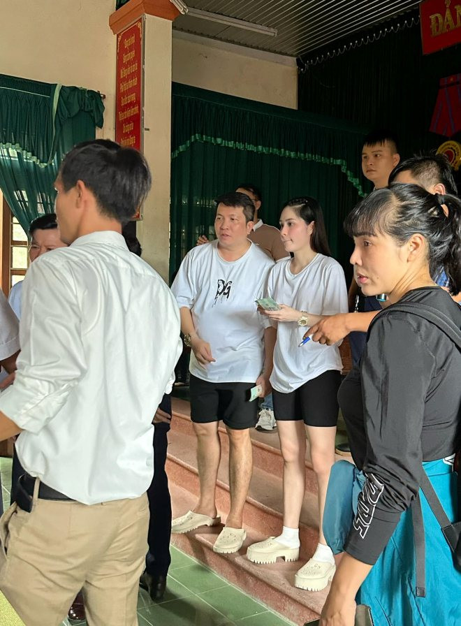 Hộ bị ảnh hưởng nặng hư hại nhà: 5 triệu/hộ; Hộ bị sập hoàn toàn nhà: 30 triệu/hộ; Cá nhân bị thương: 5 triệu/người. Ngày mai Băng sẽ đến xã Vĩnh Ô, huyện Vĩnh Linh nhé, nơi có 1500 người dân đang bị cô lập do sập cầu". Đoàn Di Băng chia sẻ thêm.