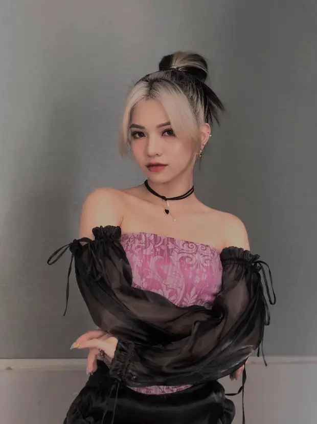Năm 2021, khi trào lưu sử dụng MXH TikTok bắt đầu nổi lên, CiiN cũng nhanh chóng trở thành cái tên dẫn đầu xu hướng. Cô nàng thậm chí còn rất nổi tiếng tại MXH Trung Quốc với những điệu nhảy "bánh cuốn".