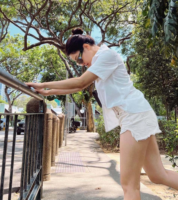 Không chỉ tôn đôi chân dài một cách khéo léo, chiếc quần "ngắn chẳng tày gang" chỉ vỏn vẹn 5cm này còn mang đến hiệu ứng cao về sự trẻ trung lại dễ phối đồ, phù hợp với việc đi chơi, đi dạo phố cùng bạn bè hay đơn giản là chụp ảnh pose dáng.